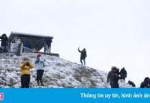 Du khách đổ xô đến Mẫu Sơn ngắm băng tuyết