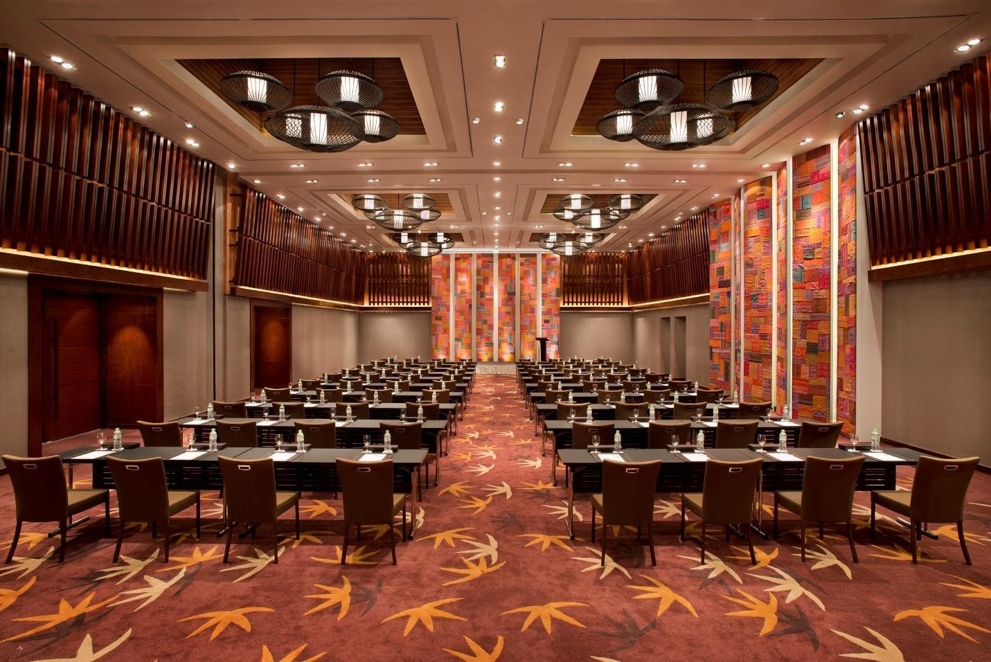 https://www.banyantree.com/-/media/banyan-tree-media/vietnam/lang-co/events/angsana_lng_c_ballroom_classroom_setup.ashx