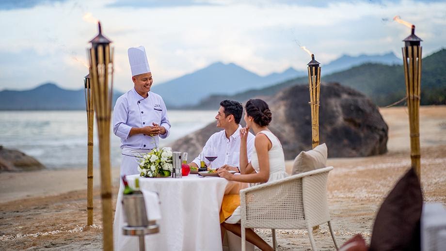 https://www.banyantree.com/-/media/banyan-tree-media/vietnam/banyan-tree-lang-co/dining-920-x-518/destination-dining/banyantreelangcodestinationdining920x518.ashx