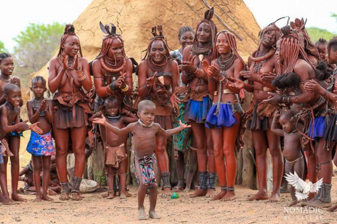 Lạ kỳ bộ lạc Himba chỉ tắm nước một lần trước khi cưới và làm sạch người bằng những giọt mồ hôi