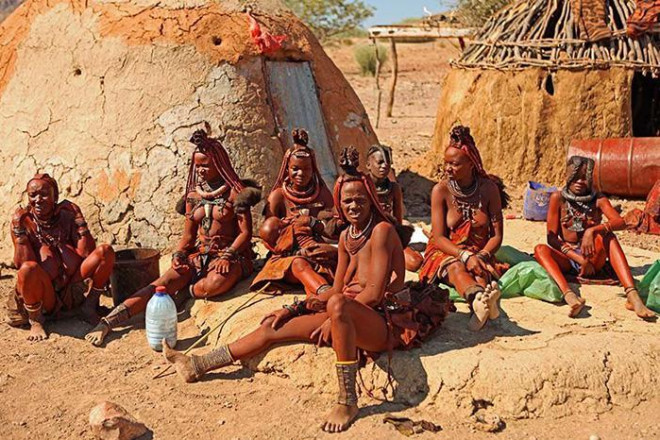 Lạ kỳ bộ lạc Himba chỉ tắm nước một lần trước khi cưới và làm sạch người bằng những giọt mồ hôi - 6