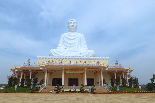 Ngôi chùa độc đáo ở Bình Phước với tượng Phật khổng lồ nằm trên mái  - 2