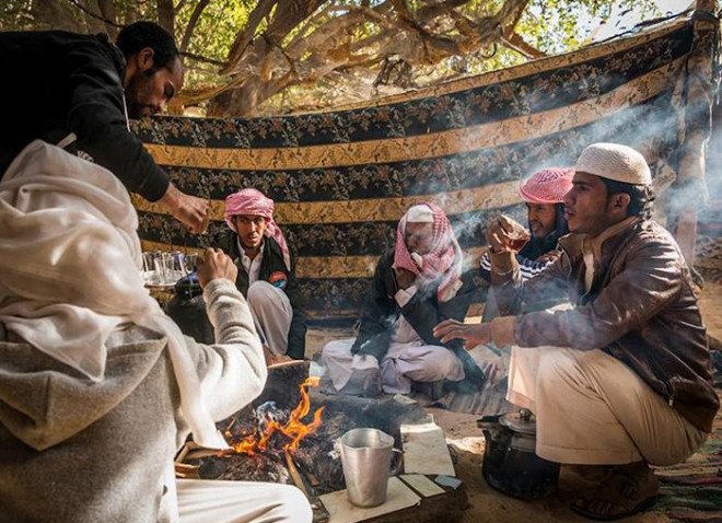 Những phong tục độc đáo... chạm mũi nhau thay lời chào của bộ tộc Bedouin - 4