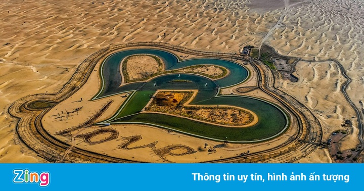 Hồ hình trái tim trên sa mạc ở Dubai