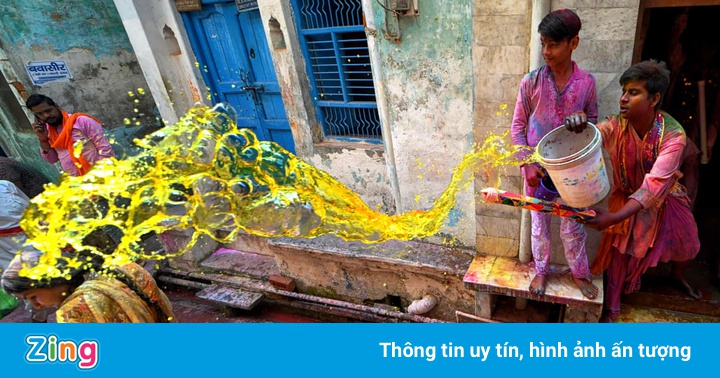 Hàng nghìn người Ấn Độ xuống đường ném bột màu bất chấp dịch bệnh