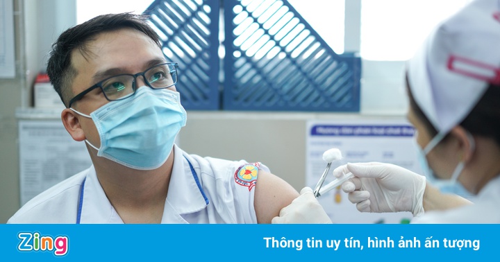 Thêm gần 900 người được tiêm vaccine Covid-19