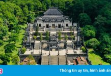 Bức tranh vẽ bằng chân tại lăng vua Khải Định