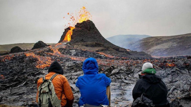 Iceland: Chuyện như đùa, núi lửa đang phùn trào hàng nghìn du khách ùn ùn kéo đến làm điều này Iceland: Chuyện như đùa, núi lửa đang phùn trào hàng nghìn du khách ùn ùn kéo đến làm điều này