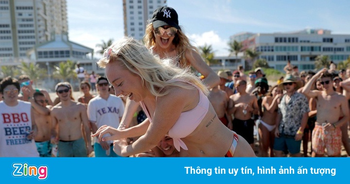 Giới trẻ Mỹ nóng lòng được tiệc tùng trở lại Giới trẻ Mỹ nóng lòng được tiệc tùng trở lại