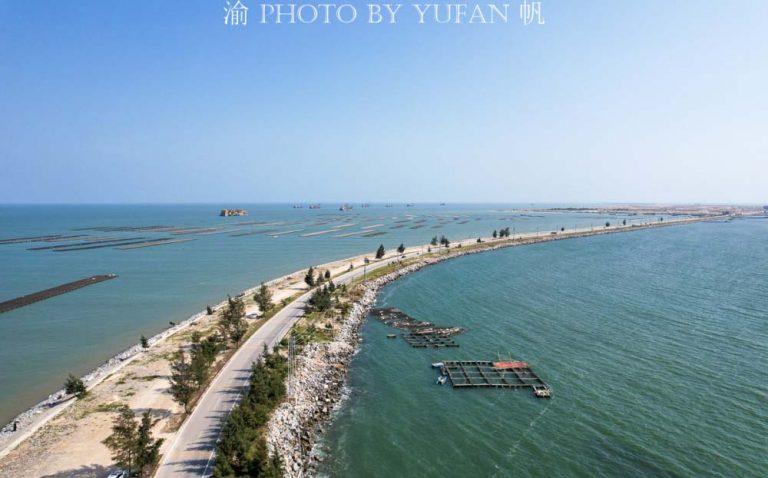 Độc đáo con đường xuyên biển, 2 bên có màu nước khác nhau Độc đáo con đường xuyên biển, 2 bên có màu nước khác nhau