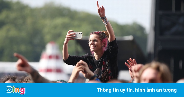 Giới trẻ Anh háo hức tiệc tùng không cần khẩu trang Giới trẻ Anh háo hức tiệc tùng không cần khẩu trang