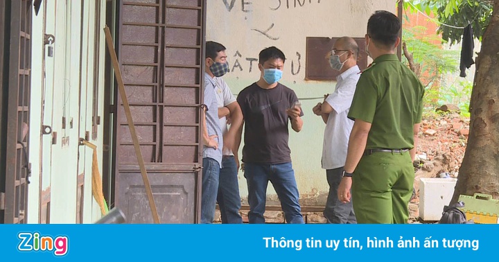 Bé trai nồng nặc mùi thuốc sâu bò ra từ phòng trọ