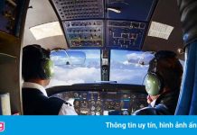 Phi công Ấn Độ ngã trong buồng lái khi nhận tin đồng nghiệp chết