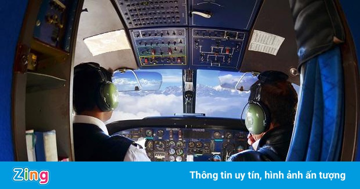 Phi công Ấn Độ ngã trong buồng lái khi nhận tin đồng nghiệp chết