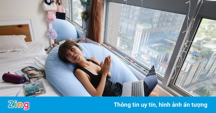 Người trẻ ở TP.HCM và Hà Nội xoay xở, tìm cách thích nghi trong dịch