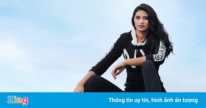 Cô gái cao hơn 2 m bị dị nghị vì kết hôn với chồng thấp bé