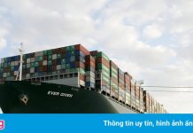 Khối hàng hóa khổng lồ vẫn kẹt trên tàu Ever Given