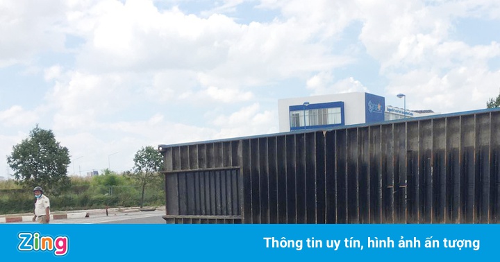 Thùng container trên xe đầu kéo rơi xuống đường