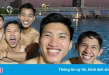 Văn Hậu cùng đồng đội thư giãn ở bể bơi