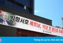 Quê nhà HLV Park treo băng rôn mừng chiến tích tuyển Việt Nam