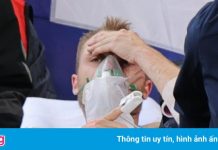 Eriksen nói chuyện với đồng đội từ giường bệnh