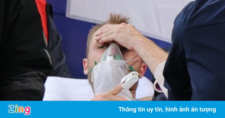 Eriksen nói chuyện với đồng đội từ giường bệnh Eriksen nói chuyện với đồng đội từ giường bệnh