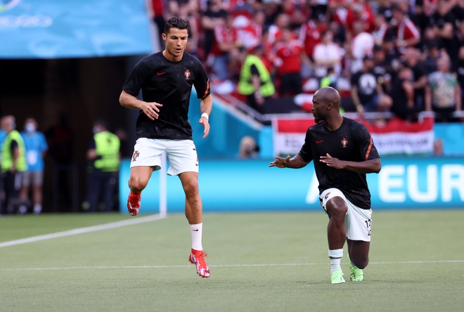 Ronaldo san sang toa sang anh 4
