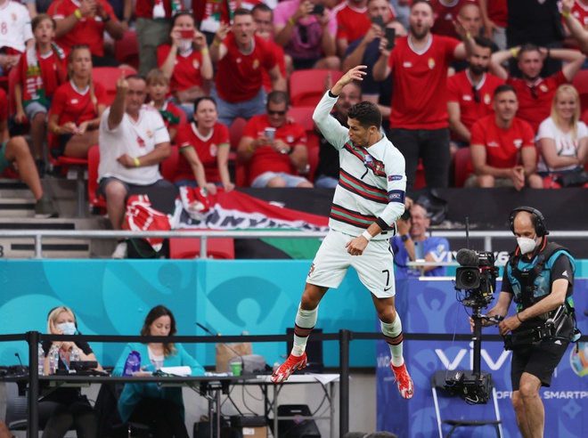 Ronaldo san sang toa sang anh 5