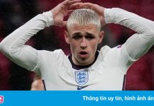 Tuyển Anh rơi mặt nạ