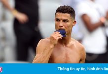 Ronaldo khoe cơ bụng 6 múi sau thất bại