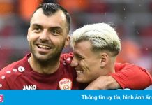 Tuyển Hà Lan tặng quà cho biểu tượng bóng đá Bắc Macedonia