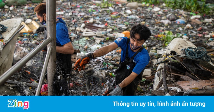 Những người dọn núi rác trên sông Pasig