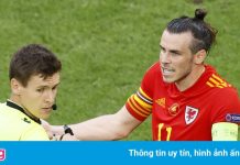 Bale văng tục khi trọng tài tham khảo VAR