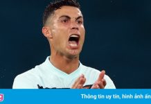 Courtois tự tin rê bóng qua Ronaldo