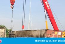 Thùng container lật xuống đường, quốc lộ 1 ùn tắc 4 km