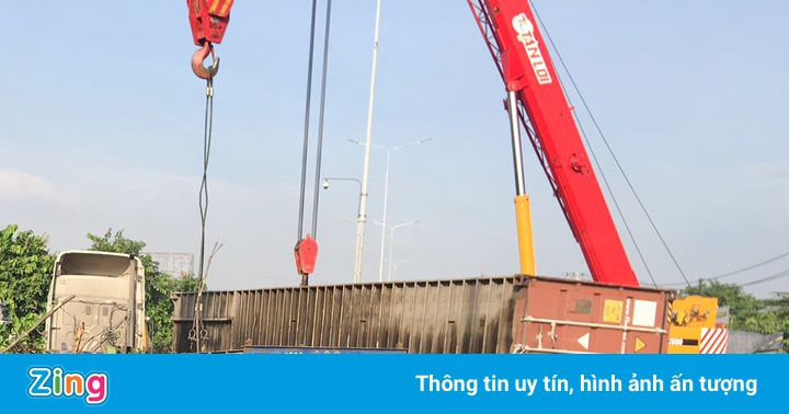 Thùng container lật xuống đường, quốc lộ 1 ùn tắc 4 km