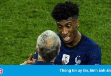 Cầu thủ Pháp cãi tay đôi với HLV Deschamps trên sân