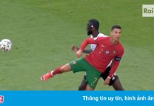 Ronaldo đánh gót chuyền bóng không cần nhìn