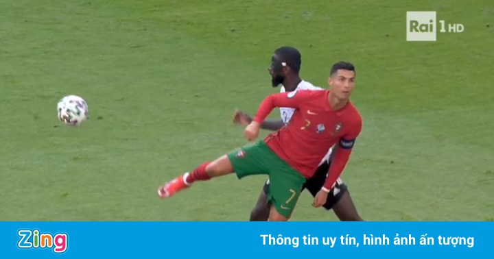 Ronaldo đánh gót chuyền bóng không cần nhìn