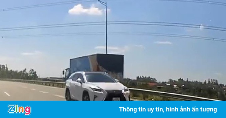 Đi ngược chiều trên cao tốc, tài xế Lexus bị phạt 17 triệu đồng