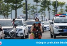 Hàng trăm tài xế ôtô thiếu ý thức khi tắm biển ở Hạ Long