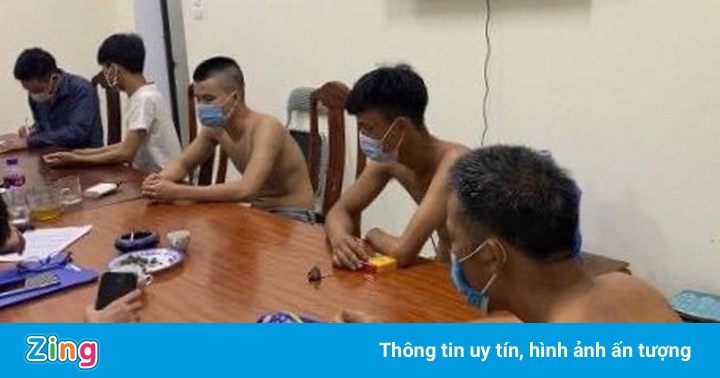 Tụ tập nói chuyện ở sân bóng, 6 người bị phạt 60 triệu đồng Tụ tập nói chuyện ở sân bóng, 6 người bị phạt 60 triệu đồng