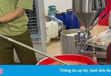 Phát hiện xưởng sản xuất nước hoa Chanel giả đựng trong xô, chậu