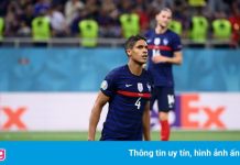 Cái khụy gối của Varane phơi bày sự thật về tuyển Pháp