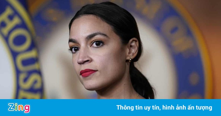 Alexandria Ocasio-Cortez cảnh báo Tổng thống Biden