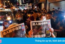 Dân Hong Kong xếp hàng xuyên đêm mua ấn bản cuối của Apple Daily