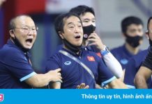 HLV Park bị học trò trêu không chịu lo chỉ đạo