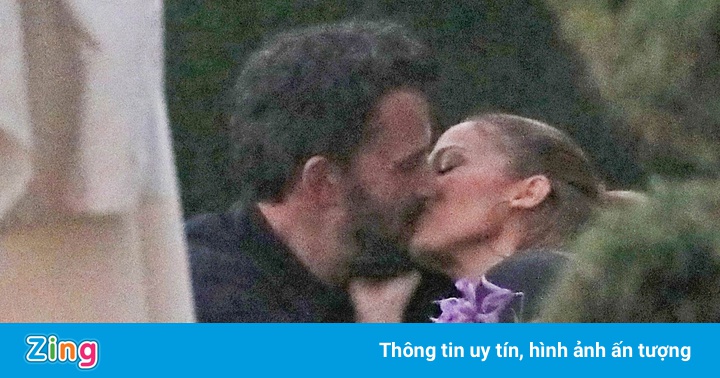 Ben Affleck hôn Jennifer Lopez Ben Affleck hôn Jennifer Lopez