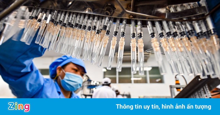 Cảnh sản xuất 150 triệu bơm tiêm vaccine ở Hà Nội Cảnh sản xuất 150 triệu bơm tiêm vaccine ở Hà Nội