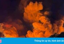 Kho hàng chứa giấy cuộn cháy rụi trong đêm